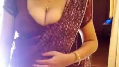 Mature Gujarati bhabhi exposed her big boobs on demand