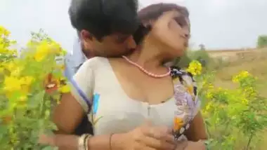 Outdoor smooch of actress in desi masala movie