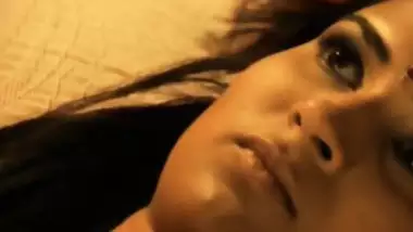 380px x 214px - Indian babe puts on a sensual strip show indian sex video