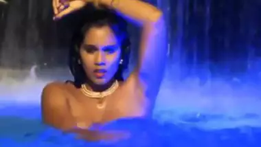 Sexvibeoxx - Sexy exotic girl poses nude in the pool indian sex video