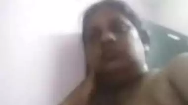 mature aunty showing herself