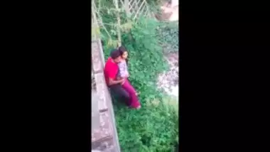 Pahari Picnic Porn Hd - Young desi couple having a secret sex at park indian sex video