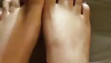 CUM ON MY MOM'S FEET(LOOK AT HER BROWN NAILS)