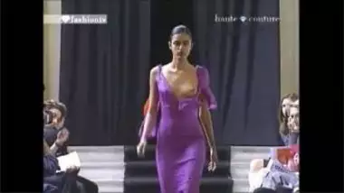 Nude India Models Amsterdam - Indian model showing boobs in fashion show indian sex video
