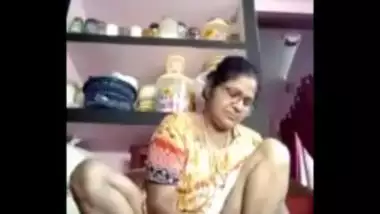 Sudha Xxx Photos Com - Sudha aunty showing pussy while cooking indian sex video
