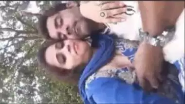 Pressing Boobs Of Sexy Pakistani Aunty In Park