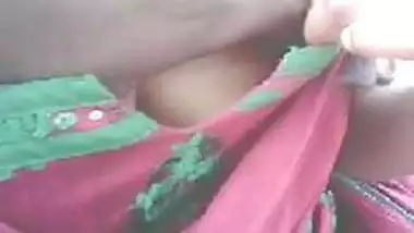 tamil girl giving her tits for squeezed outdoor