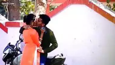 Hd Hot Kissing Sex Kinnar - Desi lovers road side kissing indian sex video