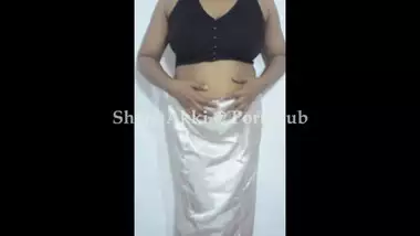 Sri lankan sari strip tease big boobs and nice ass සාරිය ගලවගෙන කුක්කු එලියෙ දාගෙන නටන ශානි