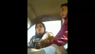 380px x 214px - Indian muslim aunty having fun in car indian sex video