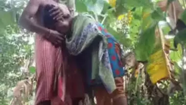 Xxx Video Download Tinyjuke - Bangla bhabi affair with debar blowjob fucking in banana khet indian sex  video