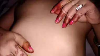Newly married bhabhi pussy fingered by husband
