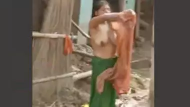Desi Hot Bhabhi OutDoor Bathing