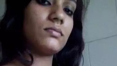 Natural sexy figured Srilankan lady bathroom selfie