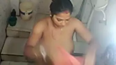 Dipa Sahusexvideo - Desi boudi bathing secretly recorded indian sex video