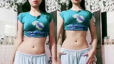 beautiful desi babe with sexy naval dancing