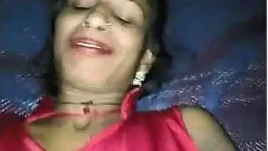 Xxxii Smiling Hd - Desi babe boobs pressed indian sex video
