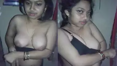 Indian bhabhi in Black Bra showing gorgeous boobs