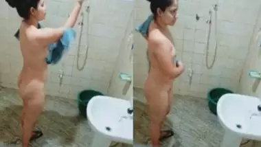 Indian Sil Pakxxxx - Sexy desi girl bathing capture by hidden cam indian sex video