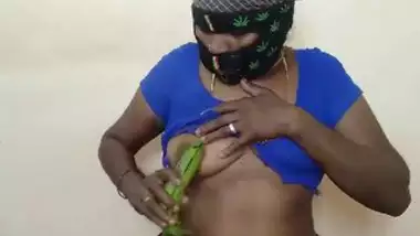 B F Saneline Video - Desi aunty fucking pussy banana indian sex video