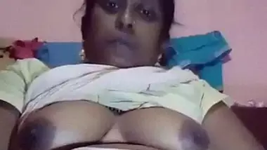 Local desi mami masturbating using brinjal inside pussy