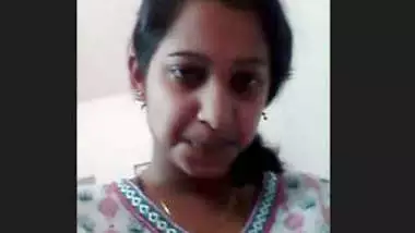 Indian Sexxx Tinyjuke 3gp - Desi girl showing her thick hairy pussy indian sex video