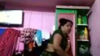 380px x 214px - Fatty desi mom bares hairy cunt and takes vegetable for masturbation indian  sex video
