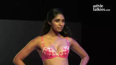 Xxxxxx Vico Hd - Hot indian models walking semi nude on the ramp indian sex video