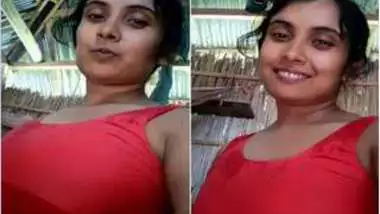 Desi chick is in mood to flash naked private body parts on camera