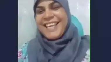 Desi hijabi bhabi fingering pussy selfie cam video capture