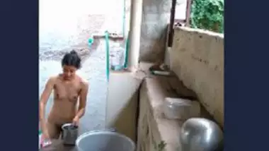 Desi cute teen girl bath hidden cam video capture indian sex video