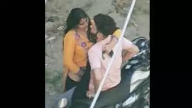 Pakistani Saxymp4 - Desi daring couple caught fucking outdoor good quality indian sex video