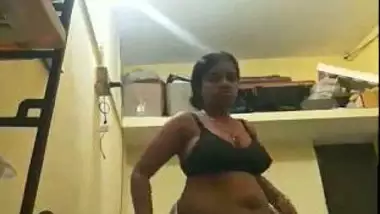Indian girl exposes her boobies but soon puts black bra on in home porn