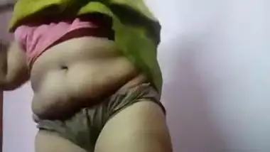 Boys girl ka doodh dbate haai girl roti hai indian sex videos on  Xxxindianporn.org