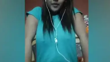 Desi girl bra less boobs shaking on live indian sex video