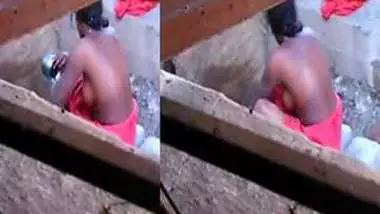 Cunning boy sneakily films how Desi woman washes XXX jugs outdoors
