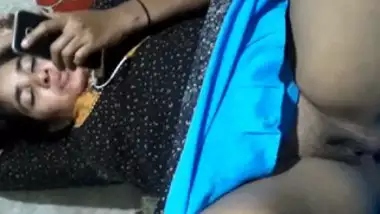 Kadhala Sex Videos - Bhabi pussy captured she is busy in mobile indian sex video