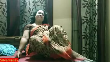 Indian hot bhabhi alone at home! You must masterbate while watch her!