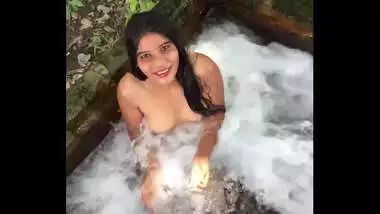 Beautiful Desi Girl open bath