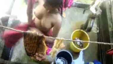Lucknow sisters taking bath together indian sex video