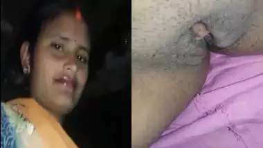 Village bhabhi lifting her petticoat to show her pussy indian sex video
