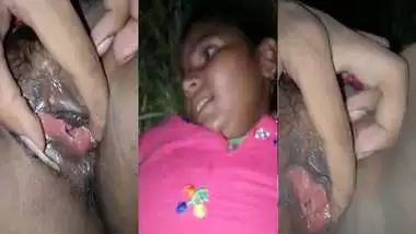 Desi BF makes video of pussy outdoors at night
