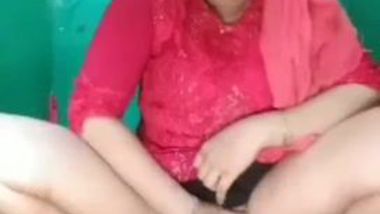 Desi muslim xxx girl fingering her pretty pussy in toilet indian sex video
