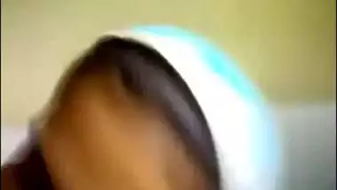 Scandal MMS video of svelte Indian gal sucking Desi XXX penis in bath