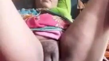 Sxebfmove - Amateur desi milf spreads legs to show xxx pussy in solo mms video indian  sex video