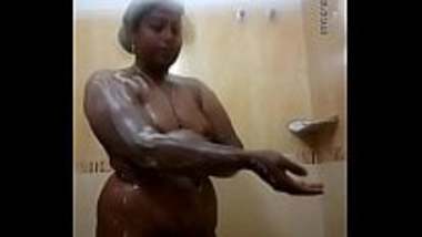 Koothipadam - Nude mallu aunty ka bathroom scene indian sex video