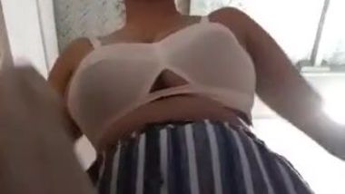 Sexy desi babe gets naked in self made xxx video that becomes mms indian sex  video
