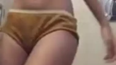 Sexy indian teenage shows huge boobs and butt -...