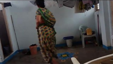 Bhabhi secretly filmed after shower changing indian sex video