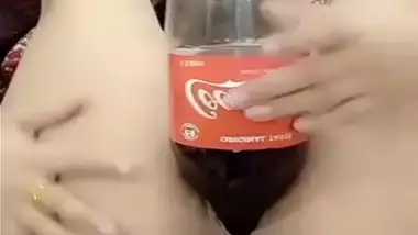 Delhi girl pushes a coca cola bottle in her cunt indian sex video